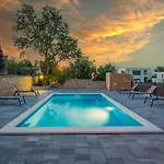With Shared Swimming Pool 아파트 *