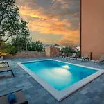 아파트 With Shared Swimming Pool