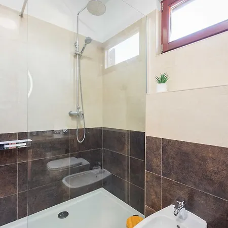 With Shared Swimming Pool Apartman Ližnjan