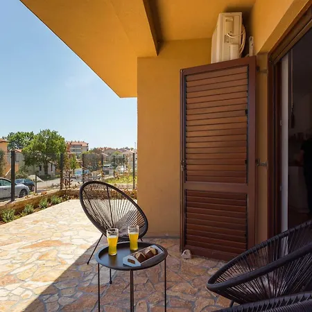 With Shared Swimming Pool Apartman *