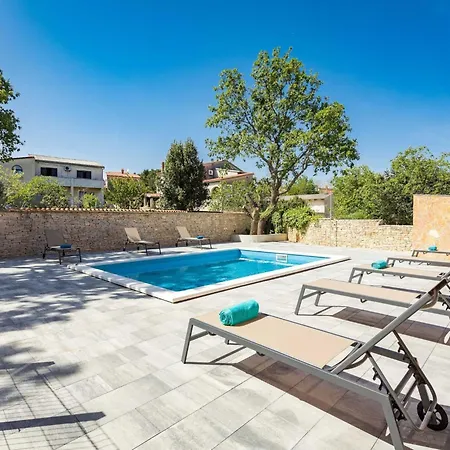 With Shared Swimming Pool *