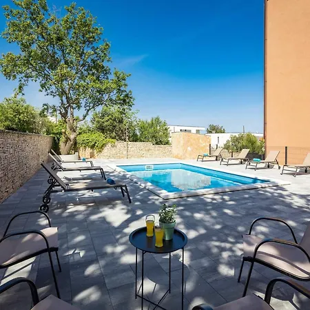 With Shared Swimming Pool Apartamento *