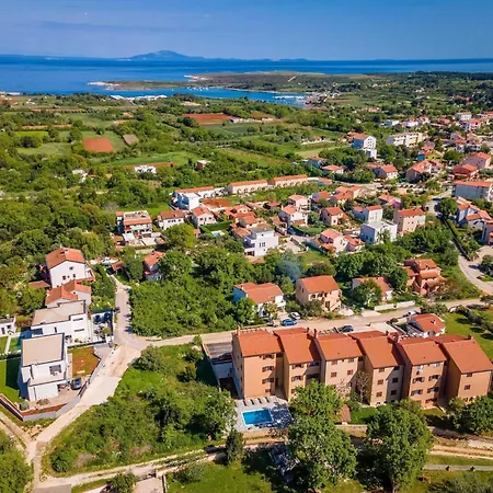 With Shared Swimming Pool * Ližnjan