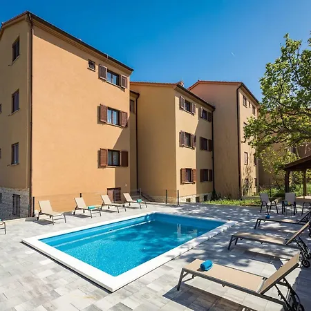 Apartment With Shared Swimming Pool Ližnjan