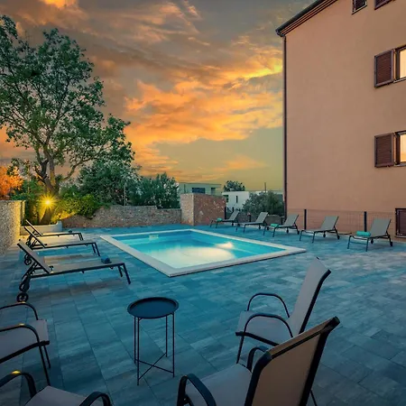 With Shared Swimming Pool *