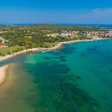 Apartment With Shared Swimming Pool Ližnjan