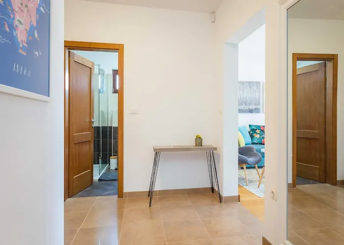 Apartamento With Shared Swimming Pool