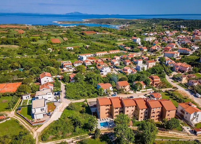 With Shared Swimming Pool * Ližnjan